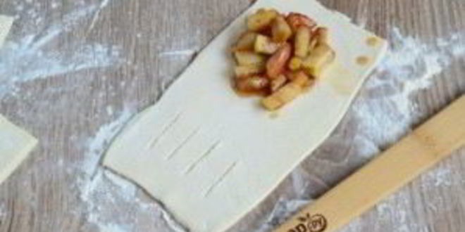 Рецепт сочных слоек с яблоками