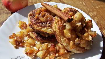 Рецепт Сырников под яблочным чатни с орехами