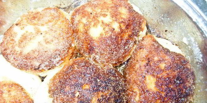 Рецепт сырников под яблочным чатни с орехами