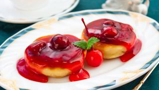 Рецепт Сырников с вишневым соусом