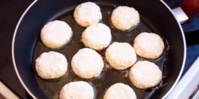 Рецепт сырников с вишневым соусом