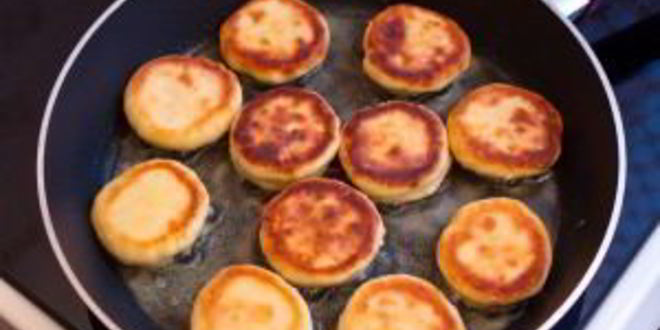 Рецепт сырников с вишневым соусом