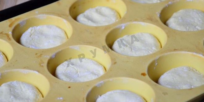 Рецепт сырников в духовке под сметанным соусом