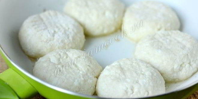 Рецепт сырников в сметанном соусе