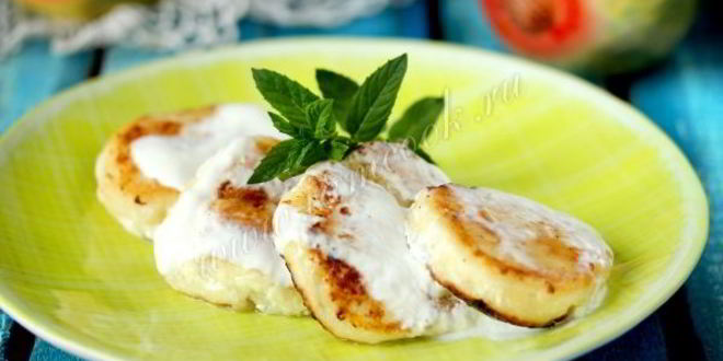 Рецепт сырников в сметанном соусе