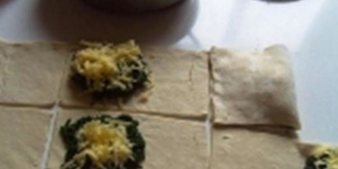 Рецепт сырно шпинатные слойки