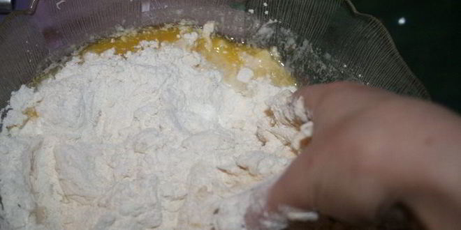 Рецепт хрустящих корзинок с курицей из домашнего слоеного теста