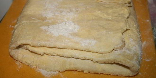 Рецепт хрустящих корзинок с курицей из домашнего слоеного теста