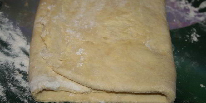 Рецепт хрустящих корзинок с курицей из домашнего слоеного теста