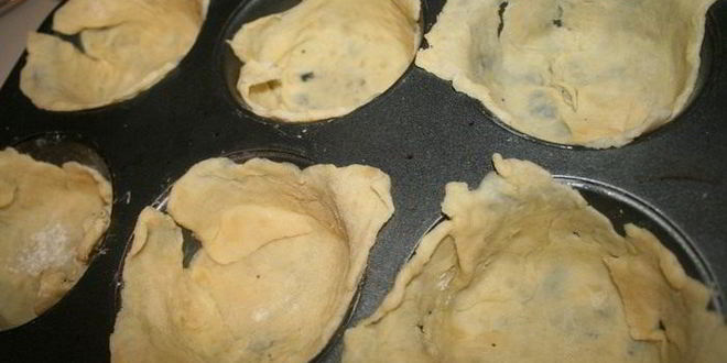 Рецепт хрустящих корзинок с курицей из домашнего слоеного теста