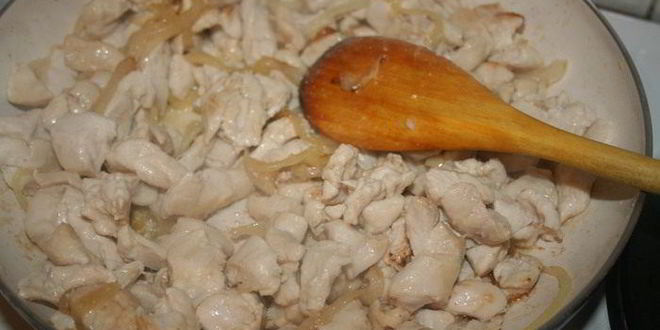 Рецепт хрустящих корзинок с курицей из домашнего слоеного теста