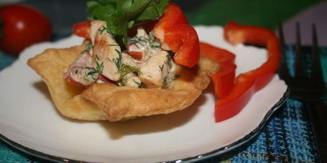Рецепт хрустящих корзинок с курицей из домашнего слоеного теста