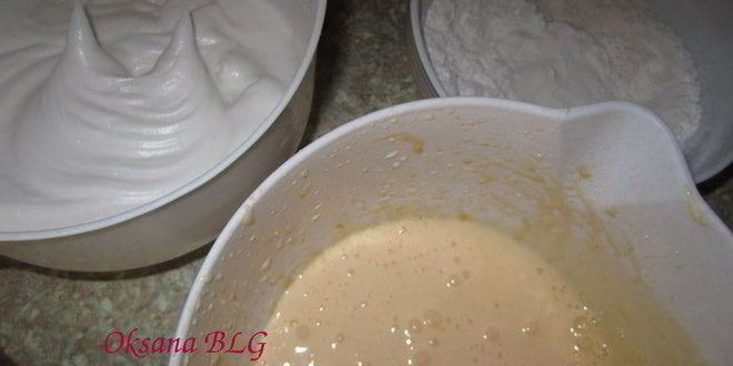 Рецепт бисквита с инжиром и вяленой черешней