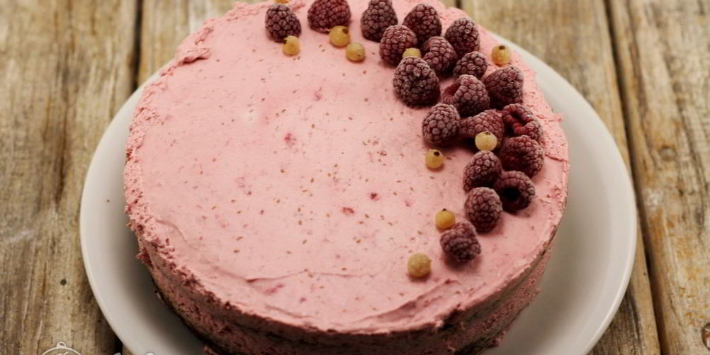 Как приготовить бисквитный торт с малиной