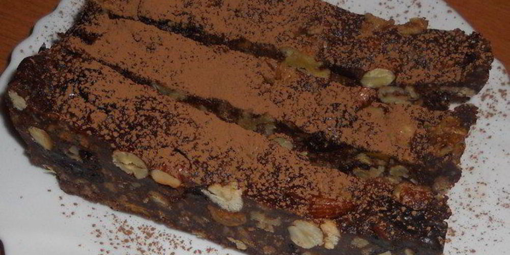 Как приготовить холодный шоколадный торт с орехами и черносливом