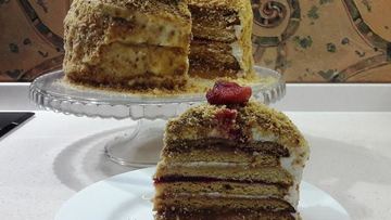 Рецепт Медовика с карамелью и клюквенным кули