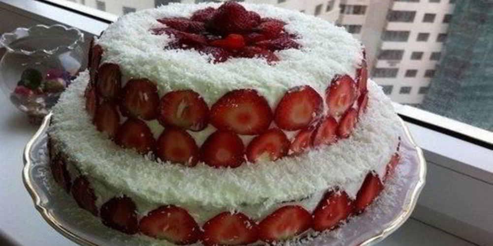 Как приготовить торт с клубникой и сливочно-банановым кремом