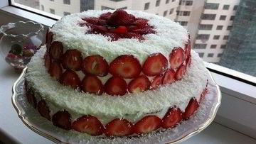 Рецепт Торта с клубникой и сливочно-банановым кремом