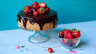 Рецепт Торта с кремом с маскарпоне и ягодами