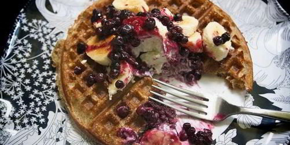Как приготовить бельгийские вафли с черничным соусом