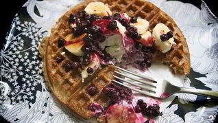Рецепт Бельгийских вафель с черничным соусом