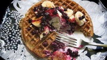 Рецепт Бельгийских вафель с черничным соусом