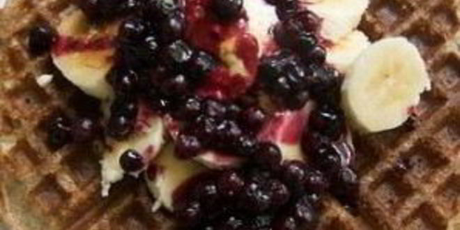 Рецепт бельгийских вафель с черничным соусом