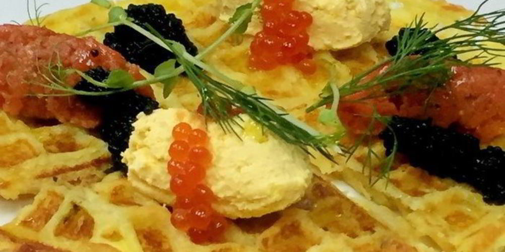 Как приготовить картофельные вафли с тартаром из лосося с краснои икрои и крема из яи ца