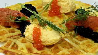 Рецепт Картофельных вафель с тартаром из лосося с краснои икрои и крема из яи ца