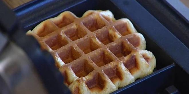 Рецепт шафранных вафель под шоколадным соусом