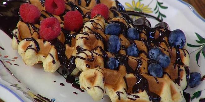 Рецепт шафранных вафель под шоколадным соусом