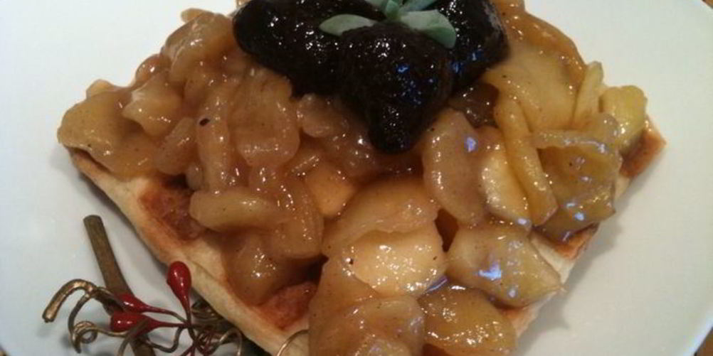 Как приготовить слоеные вафли с карамельными яблоками