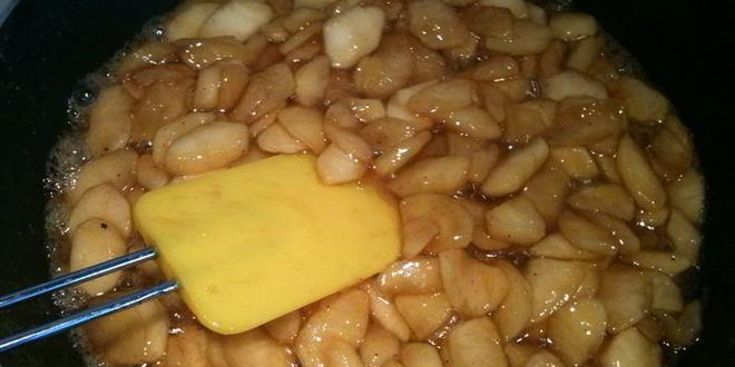 Рецепт слоеных вафель с карамельными яблоками