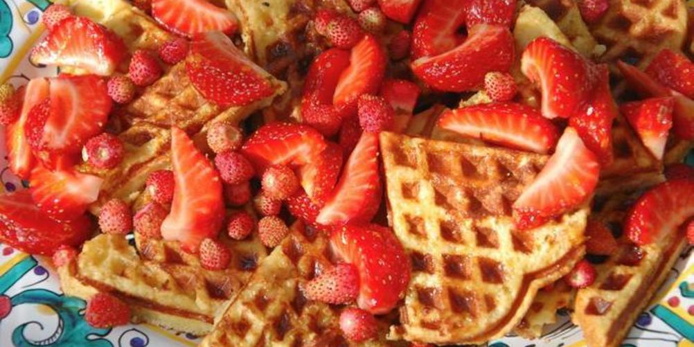 Как приготовить вафли из бриоши с клубникой и земляникой