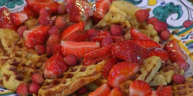 Рецепт вафель из бриоши с клубникой и земляникой