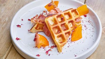 Рецепт Вафель с беконом, медом и хурмой