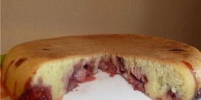 Рецепт выпечки с клубникой в мультиварке