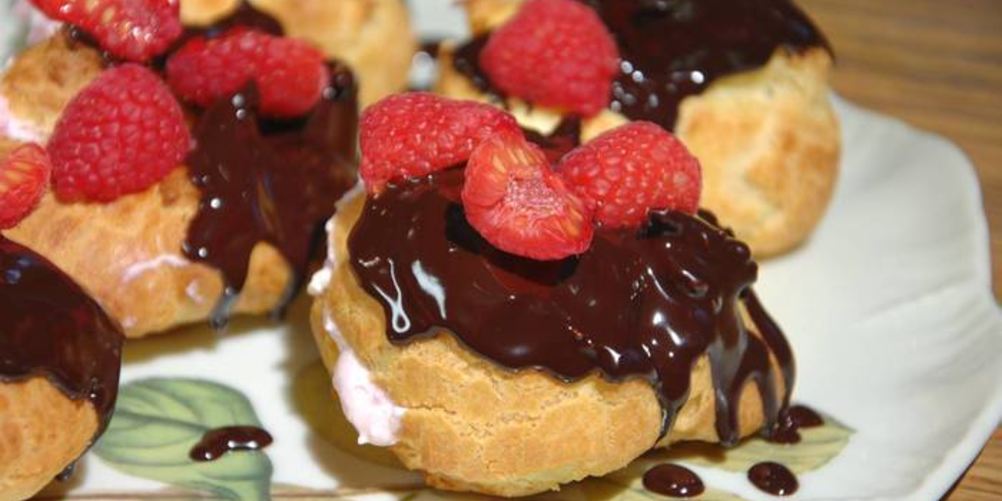 Как приготовить малиновые эклеры