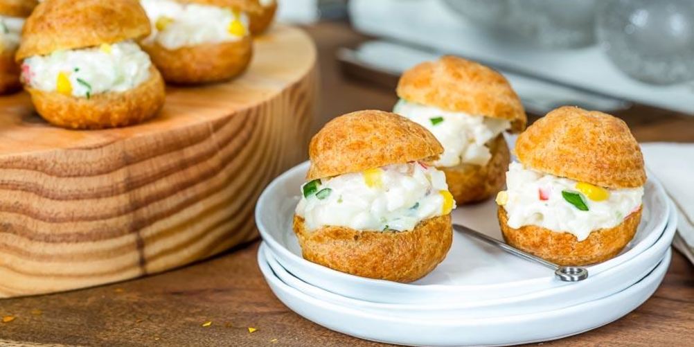 Как приготовить профитроли с начинкой из крабового салата
