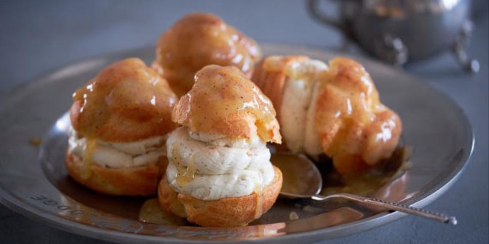 Как приготовить профитроли со сгущенкой, бананом и апельсиновым соусом