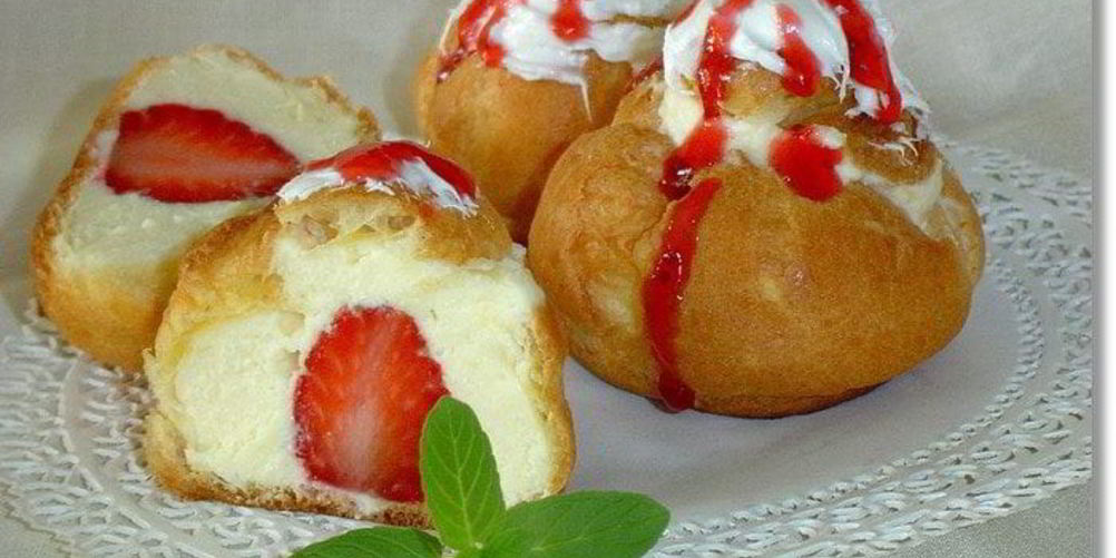 Как приготовить эклеры с заварным творожным кремом и клубникой
