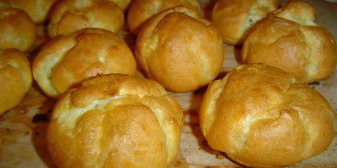 Рецепт эклеров с заварным творожным кремом и клубникой