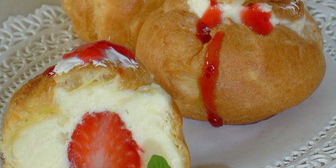 Рецепт эклеров с заварным творожным кремом и клубникой