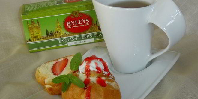 Рецепт эклеров с заварным творожным кремом и клубникой