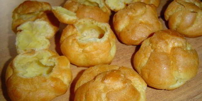 Рецепт эклеров с заварным творожным кремом и клубникой