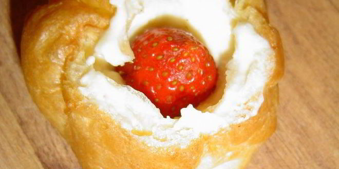 Рецепт эклеров с заварным творожным кремом и клубникой