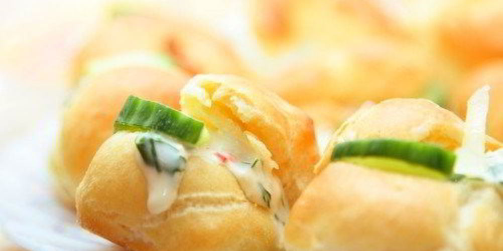 Как приготовить эклеры со сливочным кремом из копченого лосося с зеленью