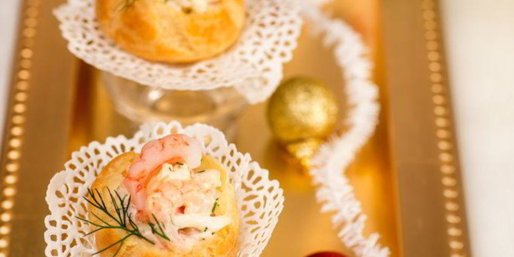 Как приготовить закусочные профитроли с салатом из креветок и крабовых палочек