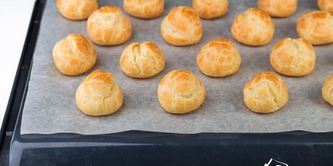 Рецепт закусочных профитролей с салатом из креветок и крабовых палочек