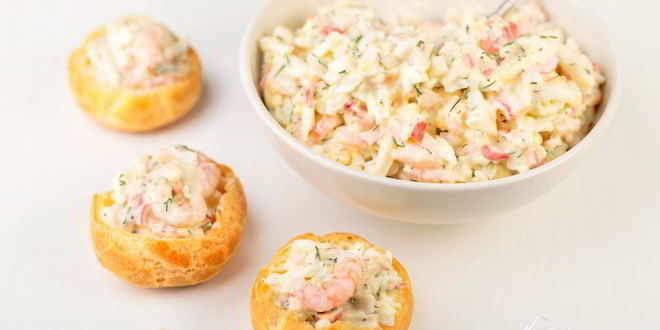 Рецепт закусочных профитролей с салатом из креветок и крабовых палочек